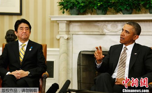 　正在美國訪問的日本首相安倍晉三2月22日在白宮與奧巴馬進(jìn)行首次會(huì)晤。