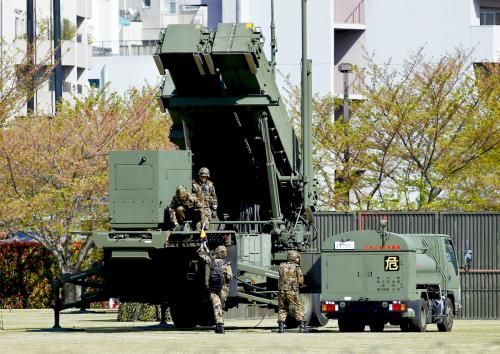 9日，日本自衛(wèi)隊為應對朝鮮導彈威脅，在東京防衛(wèi)省總部設置“愛國者3”型導彈發(fā)射裝置。