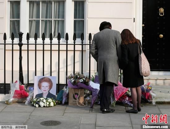 當(dāng)?shù)貢r(shí)間2013年4月8日，英國倫敦，民眾在英國前首相撒切爾夫人位于倫敦的住所前進(jìn)行悼念活動。