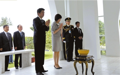 25日，緬甸仰光，安倍偕妻子參拜“二戰(zhàn)陣亡日軍墓”。圖/CFP