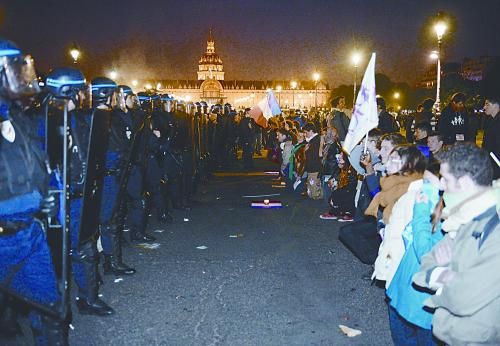 26日，法國反同性戀者與警察形成對(duì)峙之勢(shì)。