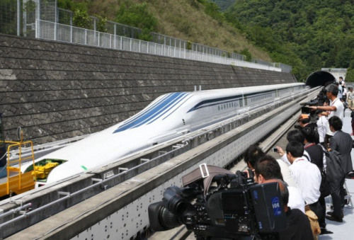 日本最新型磁懸浮列車登場，時(shí)速為500公里。