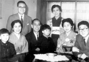 安倍家族推進(jìn)日本修憲半個(gè)多世紀(jì),圖中間為安倍坐在外公岸信介膝上,右一為安倍父親安倍晉太郎,右三為安倍母親安倍洋子。