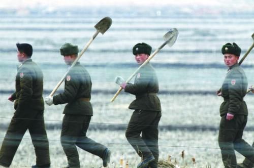 朝軍士兵前往田地支援地方建設(shè)。