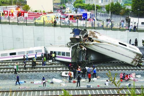 當(dāng)?shù)貢r(shí)間24日晚，西班牙一列火車在圣地亞哥-德孔波斯特拉附近脫軌，造成至少78人死亡、上百人受傷。
