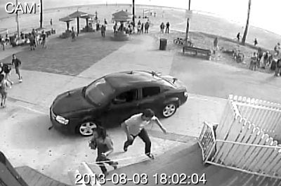監(jiān)控錄像截屏圖：3日，美國洛杉磯市，一輛汽車沖進威尼斯海灘棧道上的人群。圖/東方IC