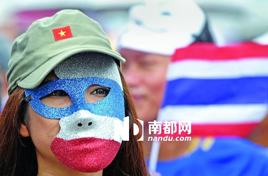 4日，一名泰國反政府人士頭戴面具在首都曼谷參加集會。
