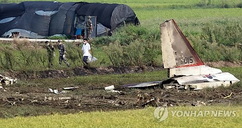 當(dāng)?shù)貢r間28日下午2時8分許，韓國一架空軍教練機T-50在全羅南道光州市西區(qū)細荷洞農(nóng)田墜毀。