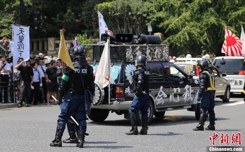 現(xiàn)場10多名日本警察身穿防暴制服，嚴(yán)防右翼份子鬧事。