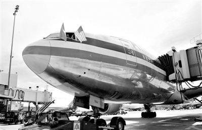 2011年4月5日，美國(guó)航空公司為洛杉磯至上海首條直飛航線的開通舉行剪彩儀式。目前，美國(guó)航空、美國(guó)聯(lián)合航空和達(dá)美航空已經(jīng)向中國(guó)提交了飛行計(jì)劃。