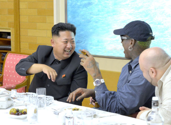 近日，朝鮮最高領(lǐng)導(dǎo)人金正恩已在平壤再次會(huì)見并宴請(qǐng)了正在朝鮮訪問的前美國全國籃球協(xié)會(huì)(NBA)球星羅德