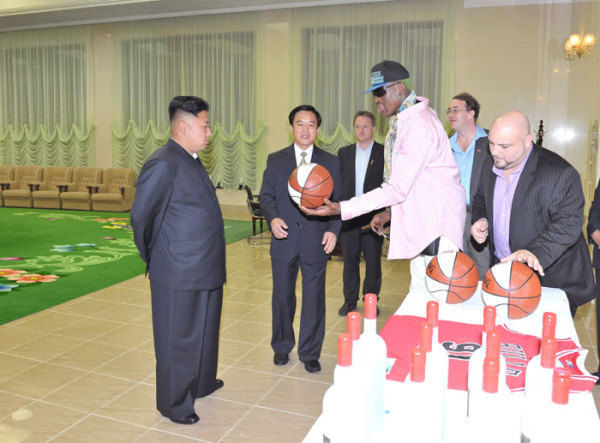 近日，朝鮮最高領(lǐng)導(dǎo)人金正恩已在平壤再次會(huì)見并宴請(qǐng)了正在朝鮮訪問的前美國全國籃球協(xié)會(huì)(NBA)球星羅德