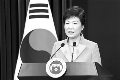 1月6日，韓國總統樸槿惠在首爾總統府青瓦臺舉行的新年記者會上發(fā)言。新華社發(fā)
