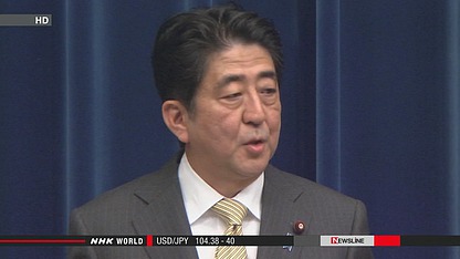 日本首相安倍晉三出發(fā)前往瑞士前接受記者采訪。