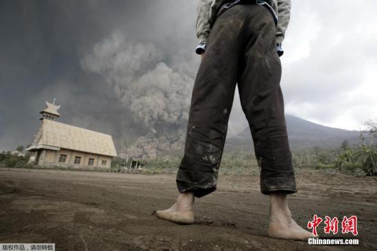 當(dāng)?shù)貢r間2月1日，印尼錫納朋火山持續(xù)噴發(fā)。