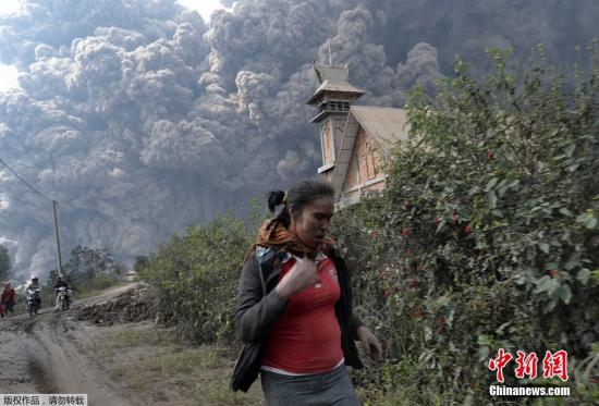 當(dāng)?shù)貢r間2月1日，印尼錫納朋火山持續(xù)噴發(fā)。