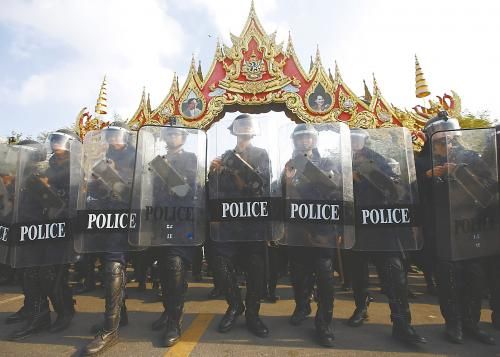 14日在泰國曼谷，政府出動數(shù)千名防暴警察，以奪回政府大樓和其他 泰數(shù)千防暴警察和平清場 被示威者占領(lǐng)的區(qū)域。