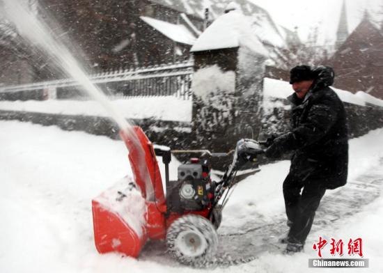 　　2月13日，強大暴風雪系統(tǒng)繼續(xù)襲擊人口稠密的美國東北部地區(qū)。