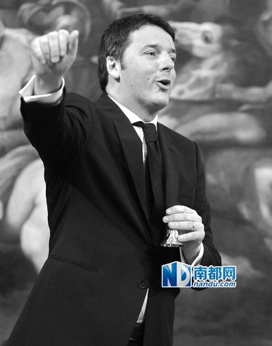 2月22日，在意大利羅馬總理府，新任總理馬泰奧·倫齊搖鈴象征正式行使總理權(quán)力。