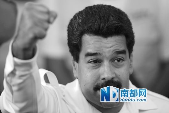 委內(nèi)瑞拉總統(tǒng)馬杜羅向支持者致意。