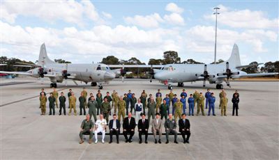 4月29日，參與搜尋馬航失聯(lián)客機的多國軍人和軍機在珀斯皮爾斯空軍基地合影。5月1日，馬航宣布搜尋進入新階段，重點將借助不同技術(shù)擴大海底搜尋。