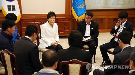 16日下午，樸槿惠接見“世越”號客輪遇難者家屬，并在家屬面前親自道歉。（韓聯(lián)社）