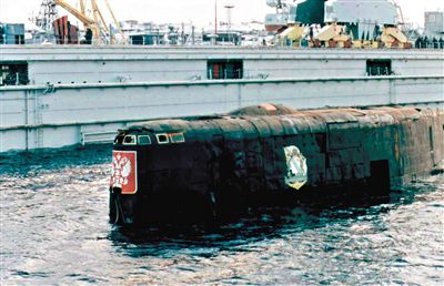 2001年，與失火核潛艇屬于同一級的“庫爾斯克”核潛艇時隔14個月被打撈出海。