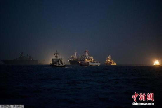 當(dāng)?shù)貢r間2014年4月24日，搜救人員在全羅南道珍島郡海域24小時不分晝夜的搜尋沉船事故失蹤者。