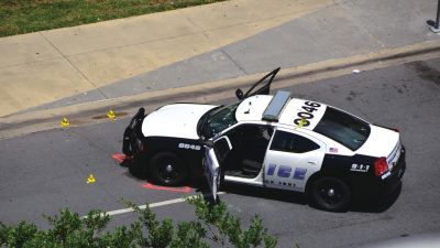 被槍手擊中的警車。新華社發(fā)