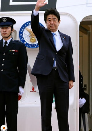 安倍在機(jī)場告別，面色凝重