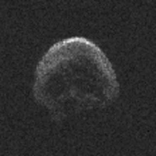 這顆彗星外形酷似骷髏頭，表面甚至可分出眼鼻。
