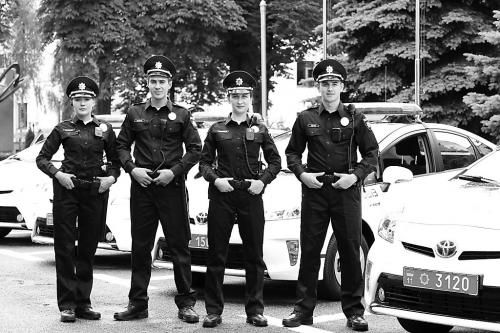 烏克蘭新警察在警車(chē)旁帥氣亮相。