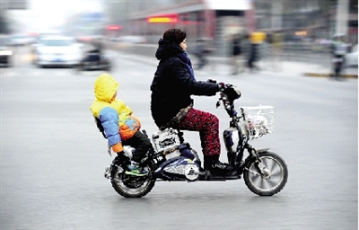 昨日下午，隴海西路桐柏路口，紅燈亮起的瞬間一輛電動(dòng)車闖過(guò)路口。
