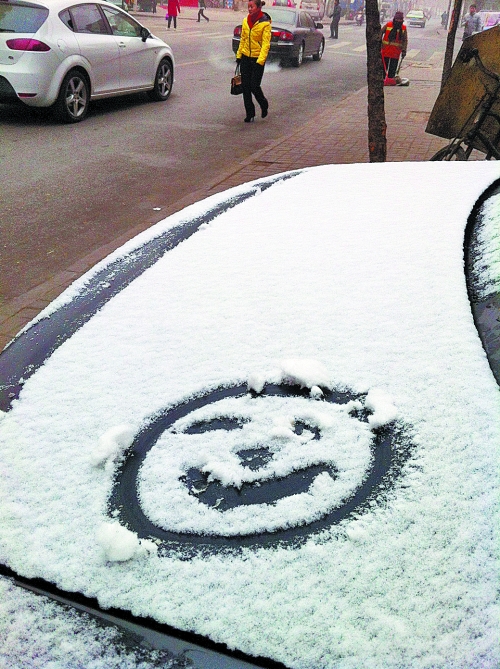 一月十五日上午，有汽車(chē)披著一身的雪裝，從經(jīng)開(kāi)區(qū)回到市區(qū)。