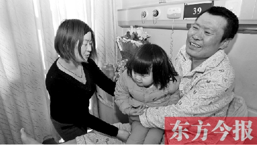 李剛患骨肉瘤急需手術(shù)，最放心不下的就是他的妻子、女兒