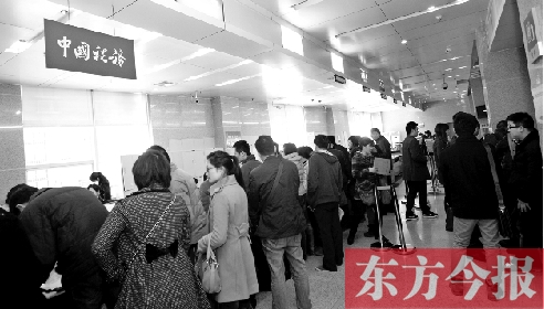 　昨天，在鄭州市房管局辦稅柜臺(tái)，迎來(lái)絡(luò)繹不絕辦理業(yè)務(wù)的市民