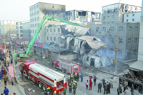 風助火勢，6座相鄰的居民樓加建的板房樓陸續(xù)被大火引燃。
