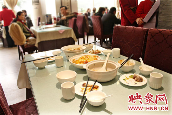 3月22日，阿五美食英協(xié)路店幾位顧客用完餐后，盤子里的食物所剩無幾。