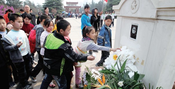 昨天上午，來鄭州市烈士陵園祭掃的小學(xué)生將百花擺放在吉鴻昌烈士墓前