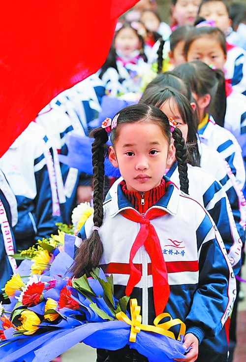 　4月4日,許多小學(xué)生來到新縣鄂豫皖革命烈士紀(jì)念館為烈士掃墓。記者　王天定　攝