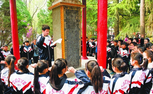 　　4月3日,宜陽縣1000余名師生通過獻花、宣誓、掃墓、讀祭文等形式緬懷革命先烈。 田義偉 攝