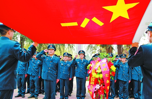 　　“我宣誓:保衛(wèi)祖國藍天不受侵犯!”4月3日,濟空某部的官兵來到內(nèi)鄉(xiāng)縣烈士陵園掃墓,通過敬獻花籃、