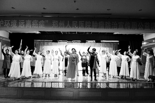 昨日，鄭州人民醫(yī)院舉辦了一臺特殊的晚會，表演的和看表演的大都是癌癥患者 河南商報記者 王春勝/攝　