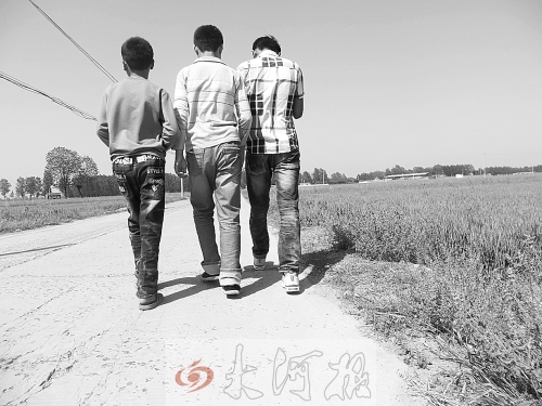 親眼目睹小伙伴在自己面前慘遭橫禍,三個(gè)孩子變得異常沉默。