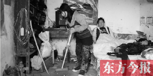 　寧陵縣趙村鄉(xiāng)大楊莊村，16歲的王香浦在打掃家里的衛(wèi)生，床上躺著她的爸爸　
