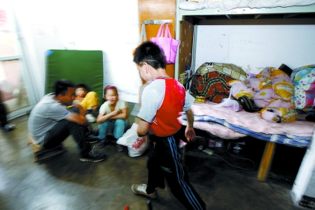 孩子們住在這里，沒(méi)有上學(xué)，大部分時(shí)間是練功，出去表演