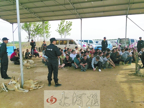 民警突襲賭場，64名涉案人員全部落網(wǎng)。