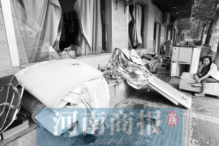 　多間臨街商鋪夜間被砸，店里的沙發(fā)、貨品等被搬到了戶外  侯建勛/攝