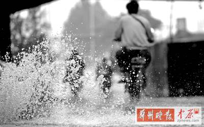 航海路鐵路立交橋下，一個(gè)窨井冒出半米多高的“噴泉” 鄭州晚報(bào)記者 馬健 圖