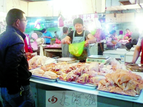 　市民在8號(hào)菜市場購買雞肉